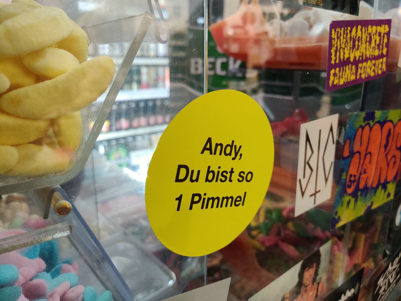Ein Bild, das Snack, Essen, Fastfood, Text enthält.

Automatisch generierte Beschreibung