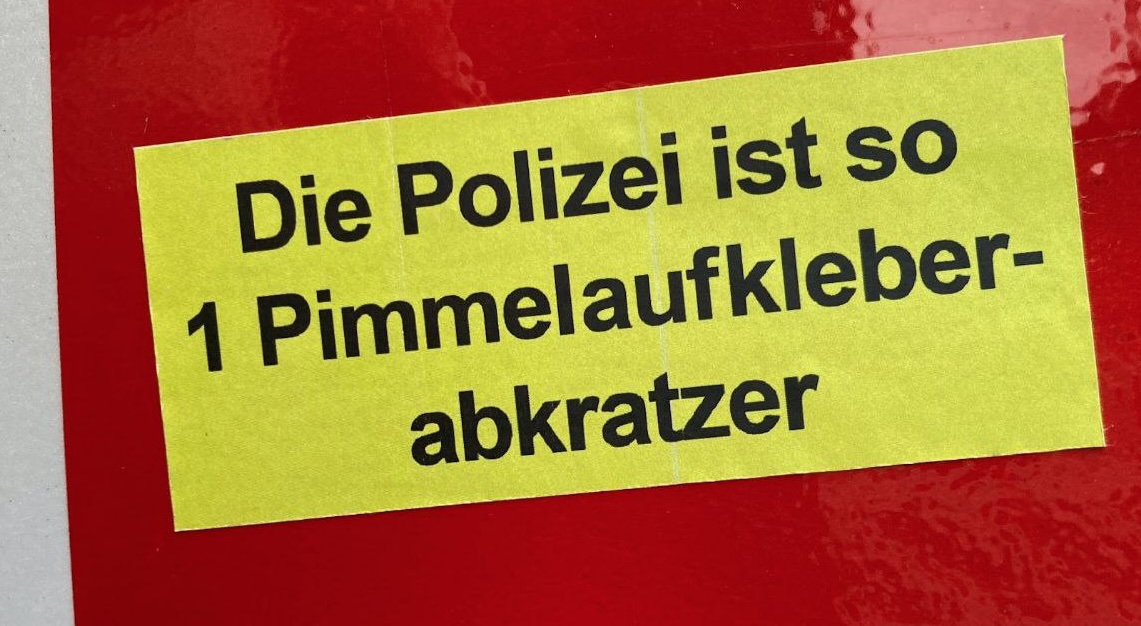 Ein Bild, das Text, Klebezettel, Schrift, rot enthält.

Automatisch generierte Beschreibung