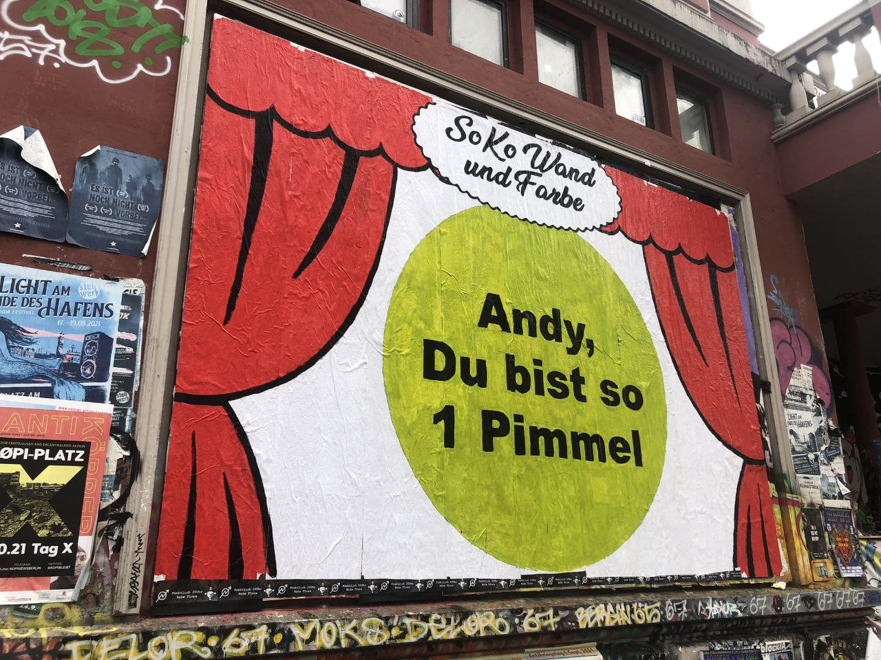 Ein Bild, das Text, Gebäude, Graffiti, Cartoon enthält.

Automatisch generierte Beschreibung
