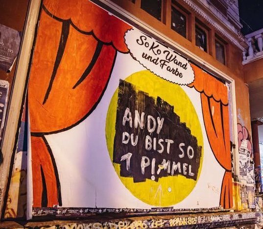 Ein Bild, das Gebäude, Text, draußen, Kunst enthält.

Automatisch generierte Beschreibung